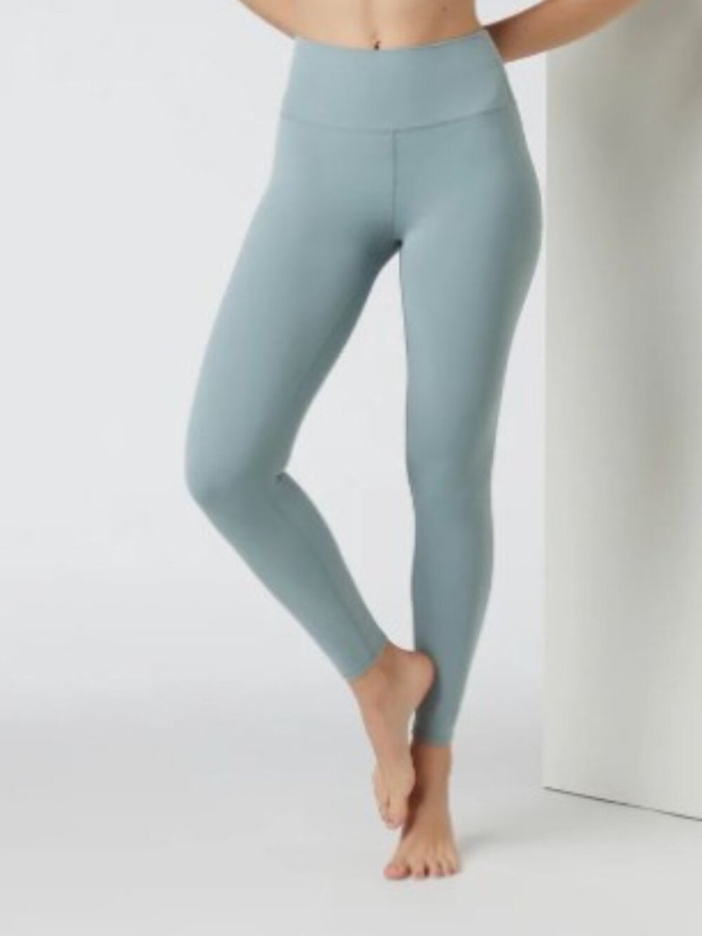 Vuori AllTheFeels™ Legging in Vintage Pistachio Size Medium